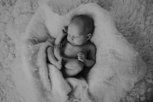 newborn baby photo flokati curled up