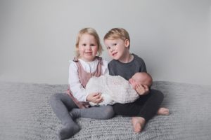 newborn baby photo siblings twins