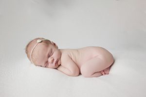 natural newborn baby photography cream curled pose natural relxaed headband