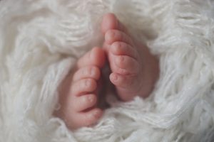 natural newborn baby photography toes macro