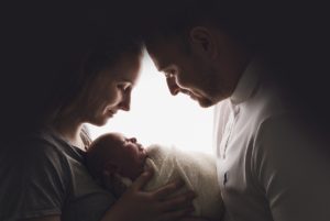backlight newborn parents mummy and daddy photography